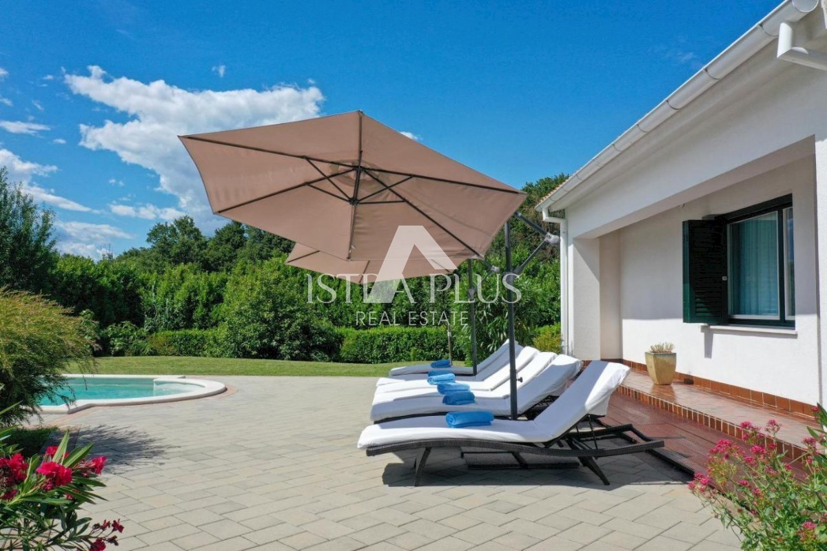 Vila z bazenom in wellnessom