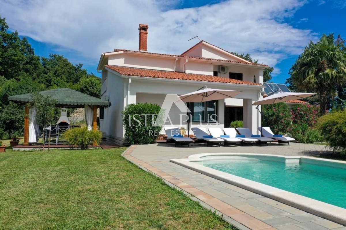 Vila z bazenom in wellnessom