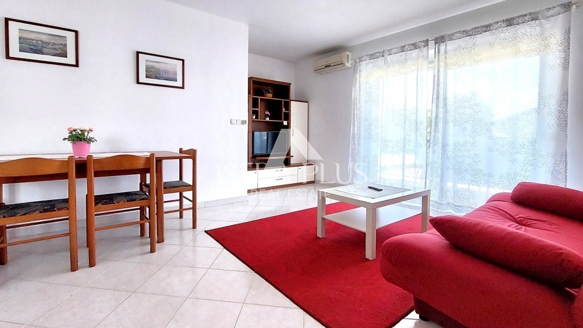 Apartma v pritličju z dvema spalnicama, 600m od plaže in morja