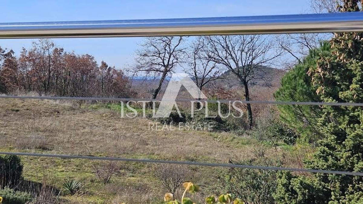 Hiša na robu naselja s pogledom na morje - okolica Poreča