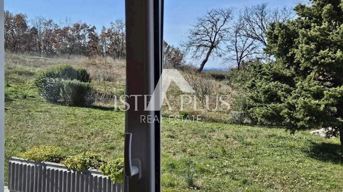 Hiša na robu naselja s pogledom na morje - okolica Poreča