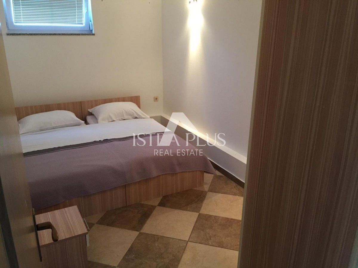 Apartma v pritličju z dvema spalnicama 800 m od morja