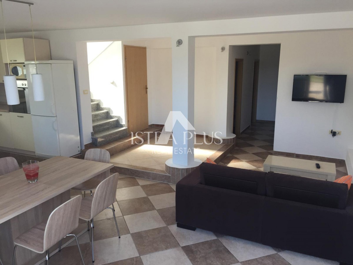 Apartma v pritličju z dvema spalnicama 800 m od morja