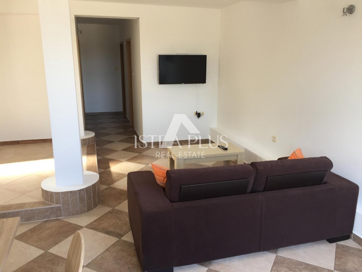 Apartma v pritličju z dvema spalnicama 800 m od morja