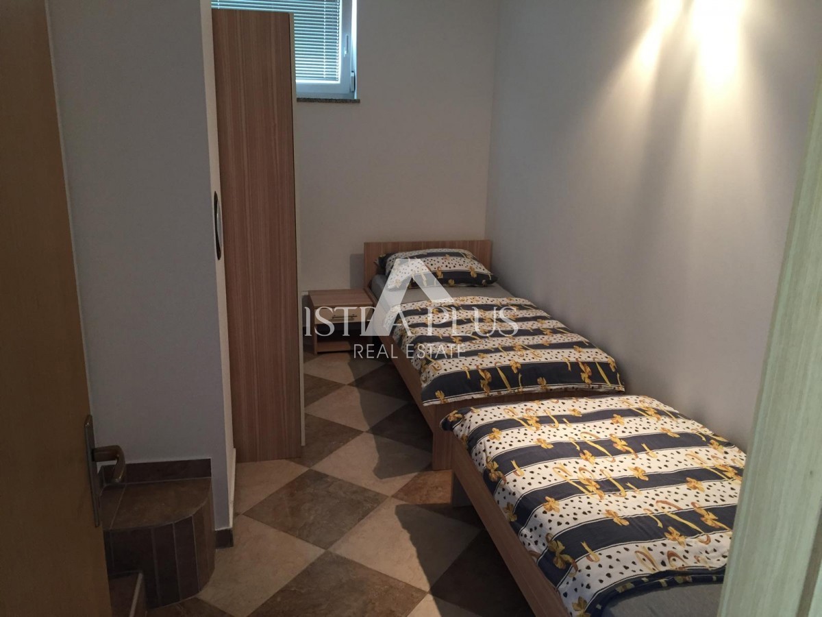 Apartma v pritličju z dvema spalnicama 800 m od morja
