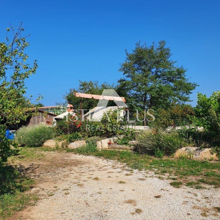 Istra, Poreč 2 km - Vikend parcela z lepim sadovnjakom in legaliziranim objektom!!