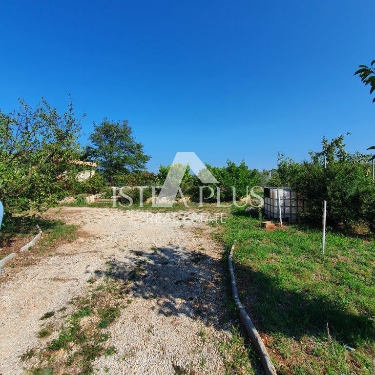 Istra, Poreč 2 km - Vikend parcela z lepim sadovnjakom in legaliziranim objektom!!