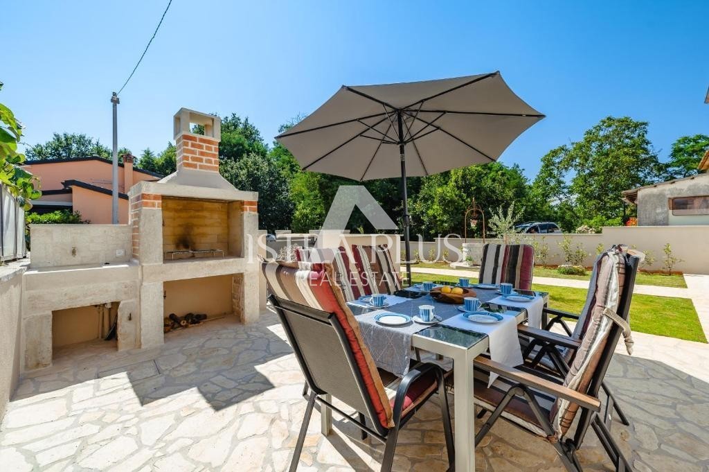 Ekskluzivna ponudba! Istra, okolica Poreča, Čudovita družinska hiša z bazenom, takoj vseljiva!
