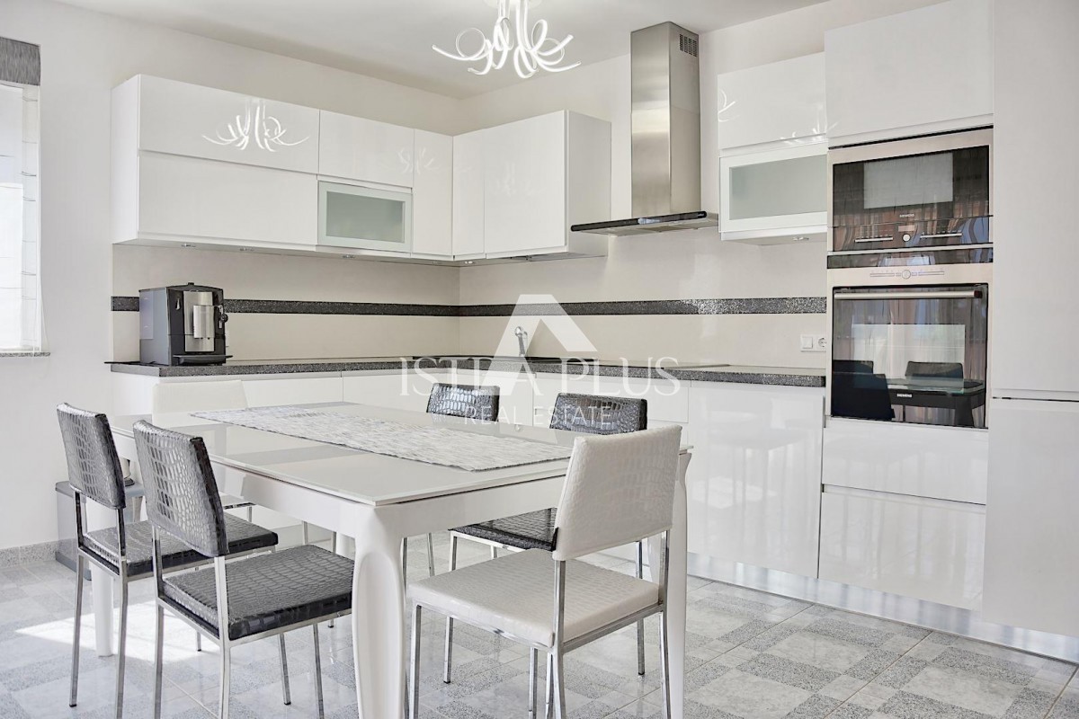 Poreč, stanovanje na odlični lokaciji 300 m od morja