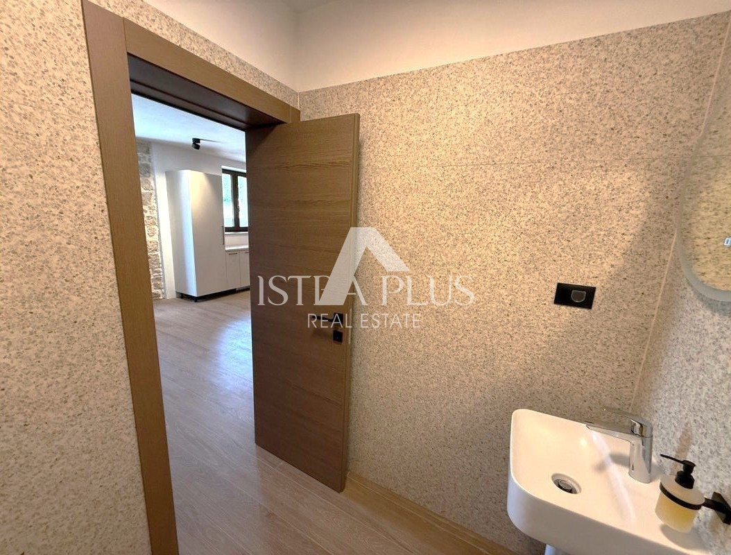 Istra, okolica Poreča, Obnovljena kamnita hiša z bazenom - brezčasna lepota in moderno udobje