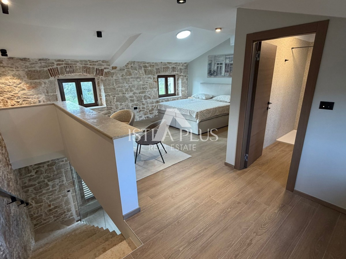 Istra, okolica Poreča, Obnovljena kamnita hiša z bazenom - brezčasna lepota in moderno udobje