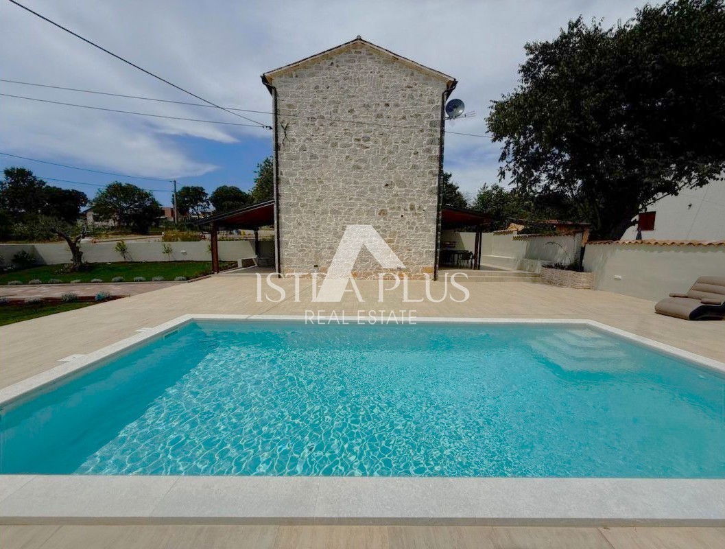 Istra, okolica Poreča, Obnovljena kamnita hiša z bazenom - brezčasna lepota in moderno udobje