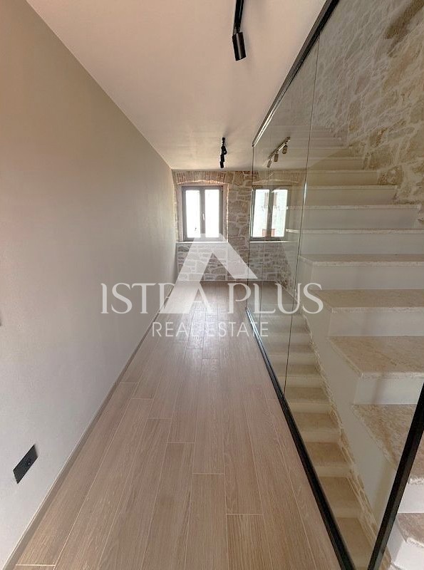 Istra, okolica Poreča, Obnovljena kamnita hiša z bazenom - brezčasna lepota in moderno udobje