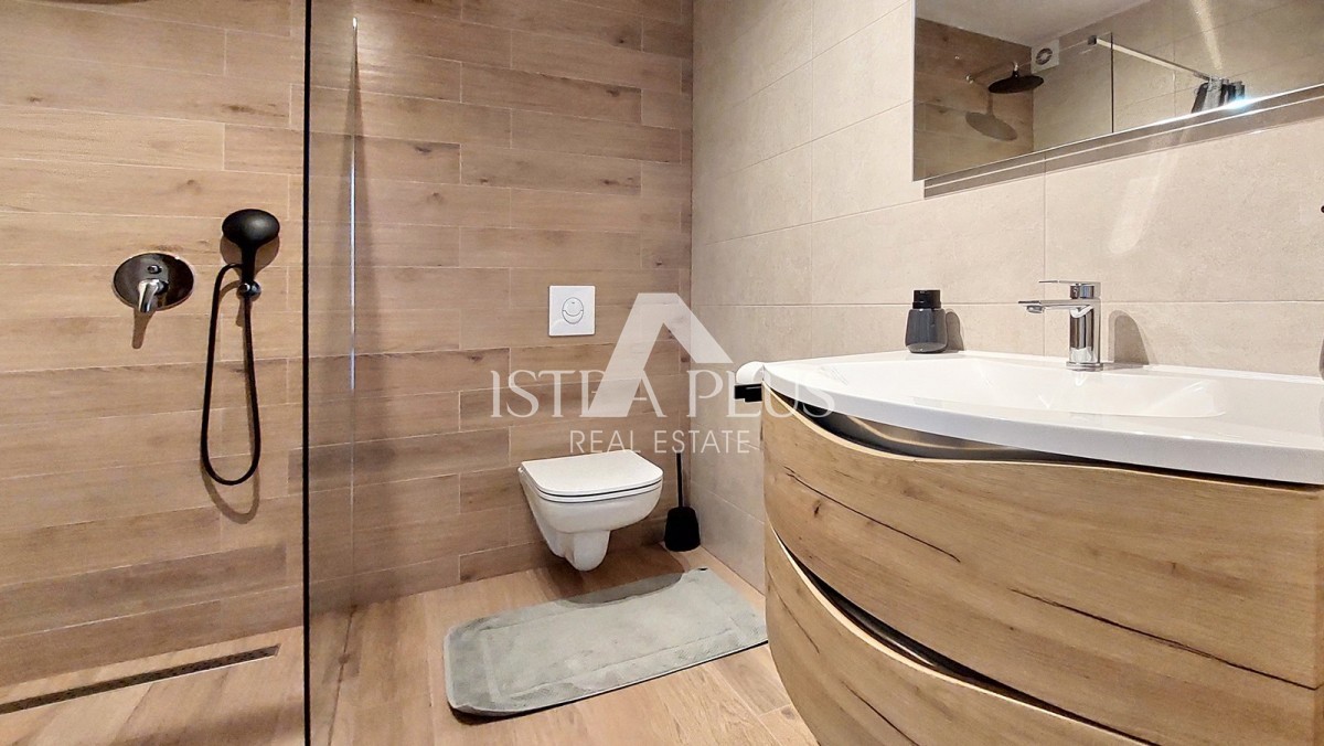 Istra, Poreč, moderno stanovanje 63 m2, 1. nadstropje, talno ogrevanje