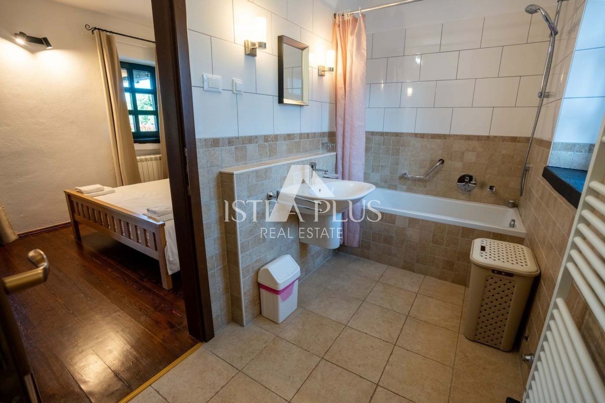 Istra, območje Poreča - prostorna vila z bazenom, panoramski razgled