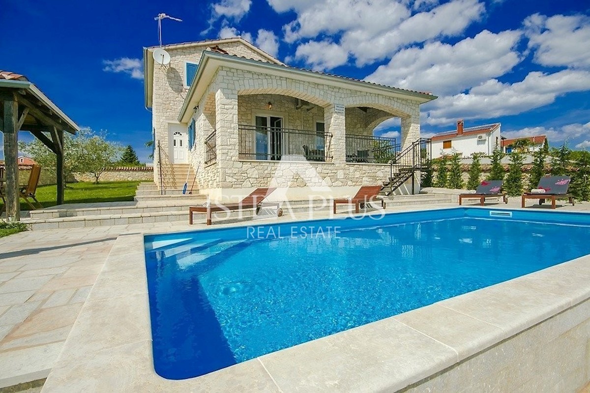 Lepa kamnita vila z bazenom