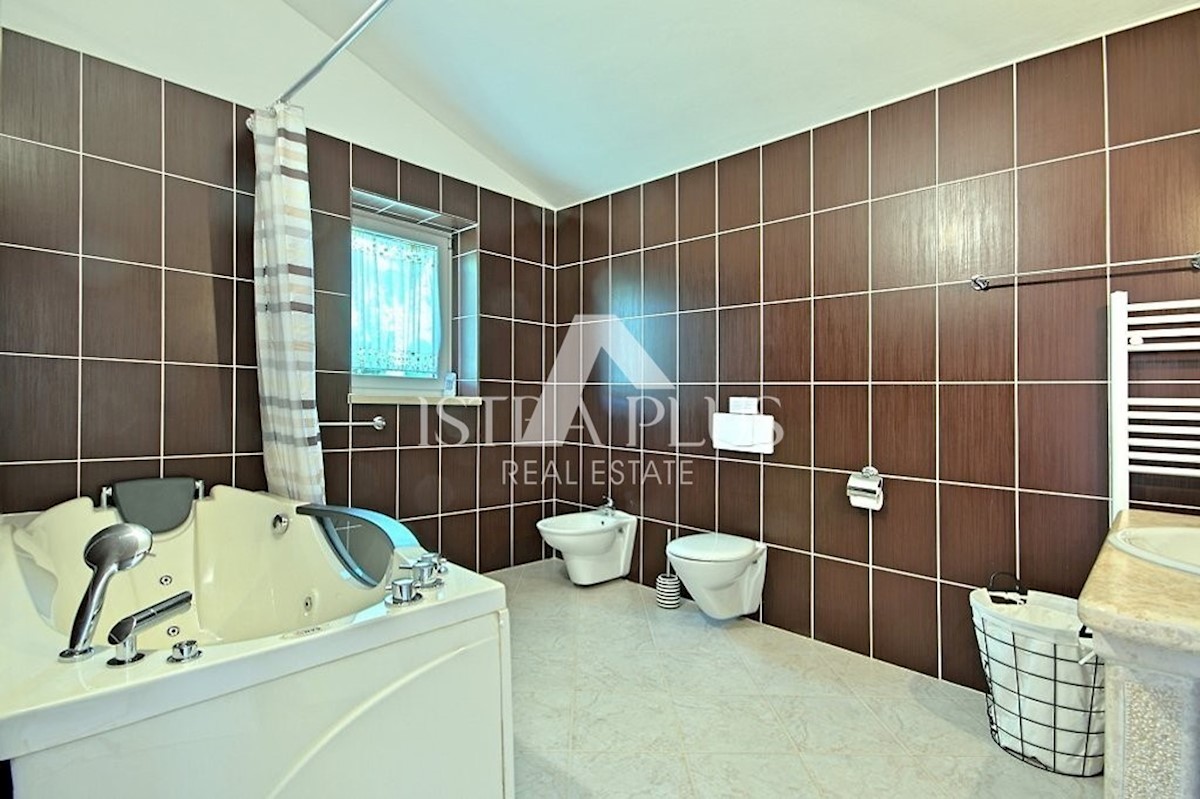 Lepa kamnita vila z bazenom