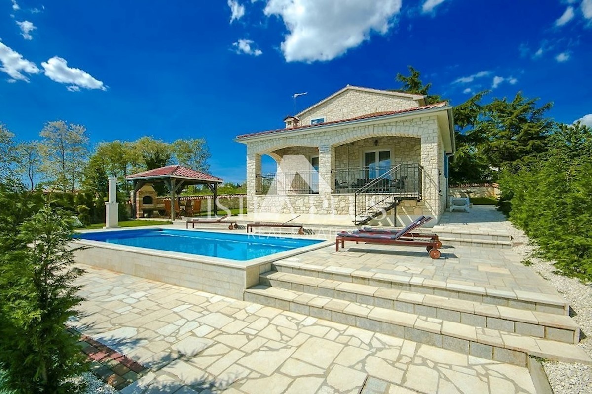 Lepa kamnita vila z bazenom