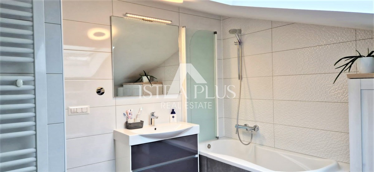 Apartma v dveh etažah v hiši z dvema apartmajema na odlični lokaciji v Poreču