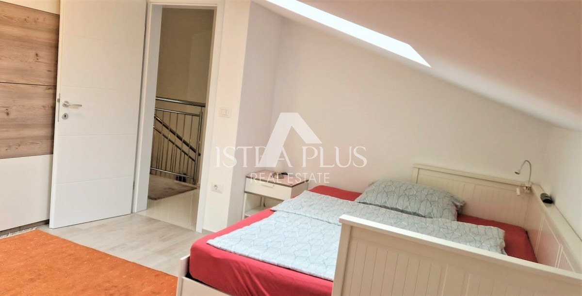 Apartma v dveh etažah v hiši z dvema apartmajema na odlični lokaciji v Poreču