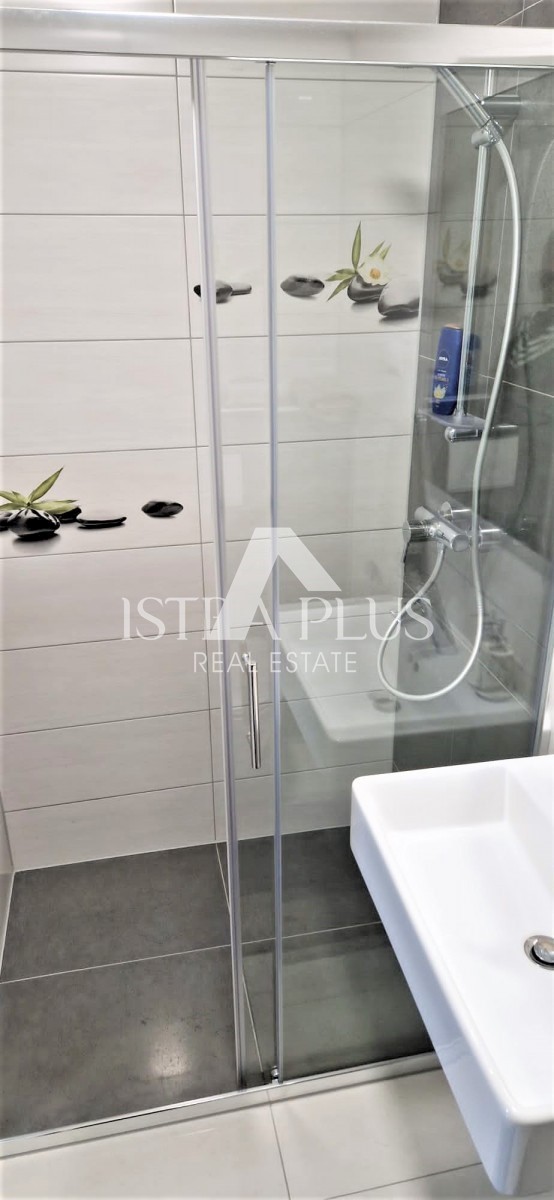 Apartma v dveh etažah v hiši z dvema apartmajema na odlični lokaciji v Poreču