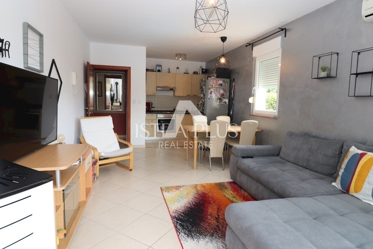 Apartma v pritličju z dvema spalnicama in bazenom - 900m od morja