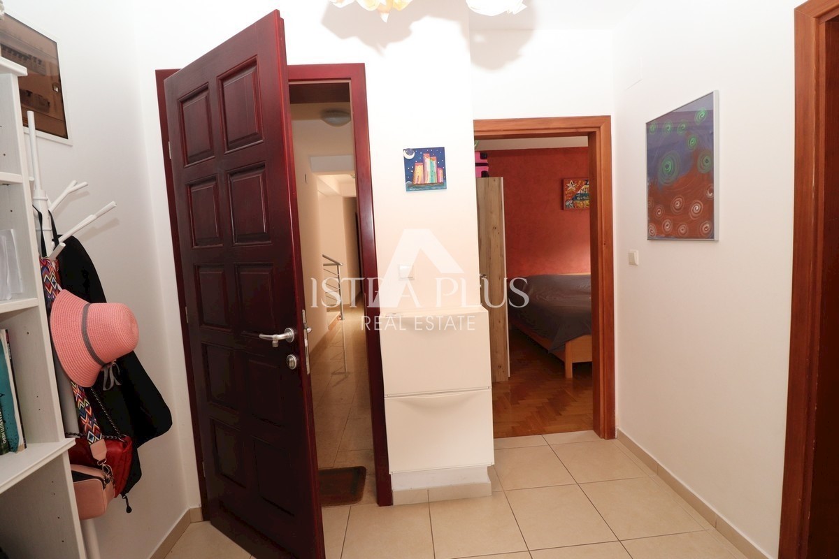 Apartma v pritličju z dvema spalnicama in bazenom - 900m od morja