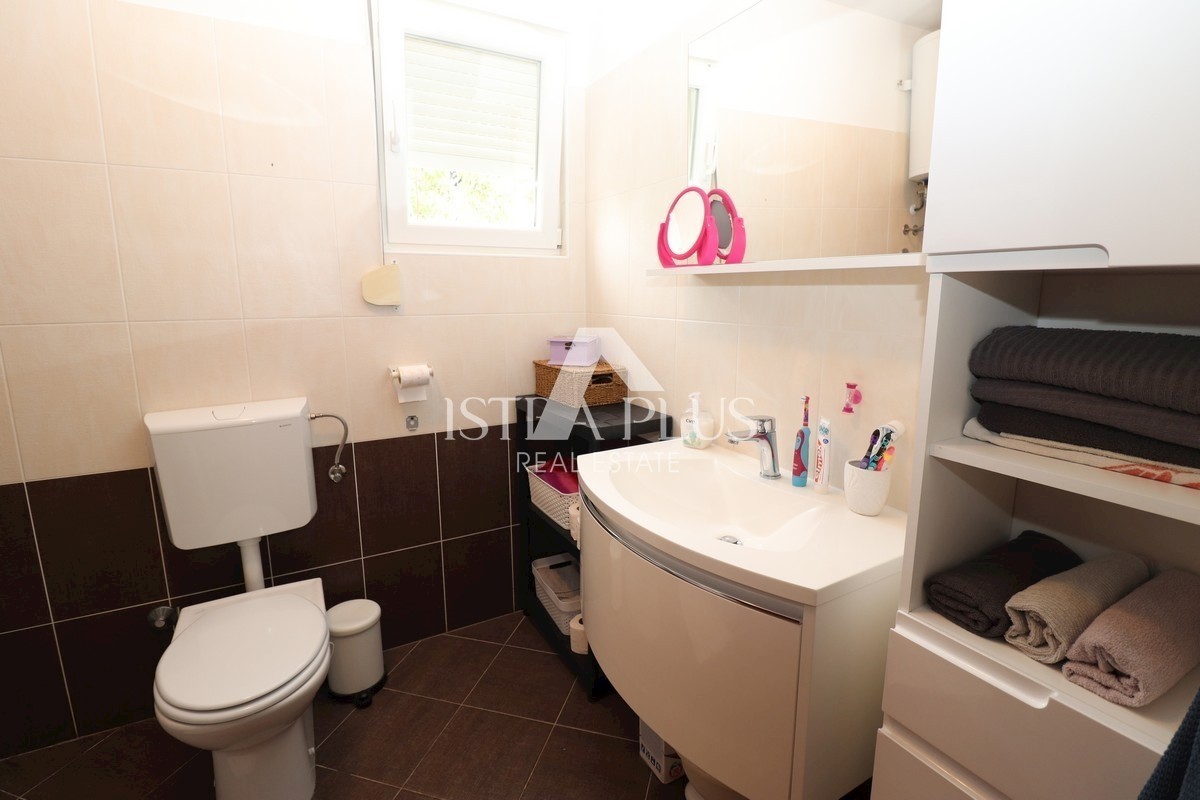 Apartma v pritličju z dvema spalnicama in bazenom - 900m od morja