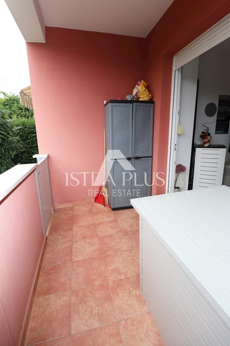Apartma v pritličju z dvema spalnicama in bazenom - 900m od morja