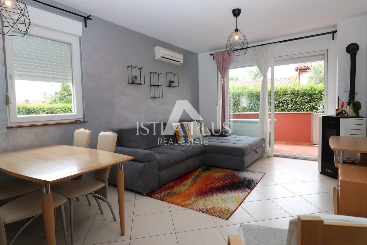 Apartma v pritličju z dvema spalnicama in bazenom - 900m od morja