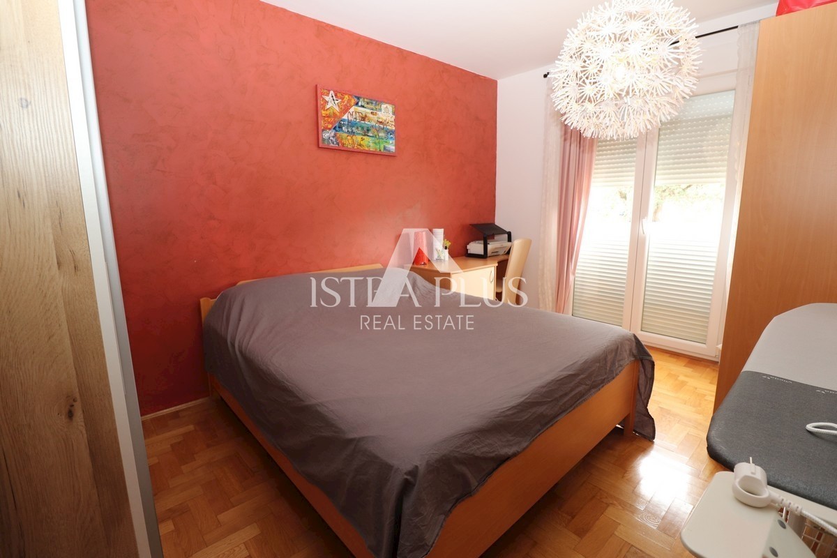 Apartma v pritličju z dvema spalnicama in bazenom - 900m od morja