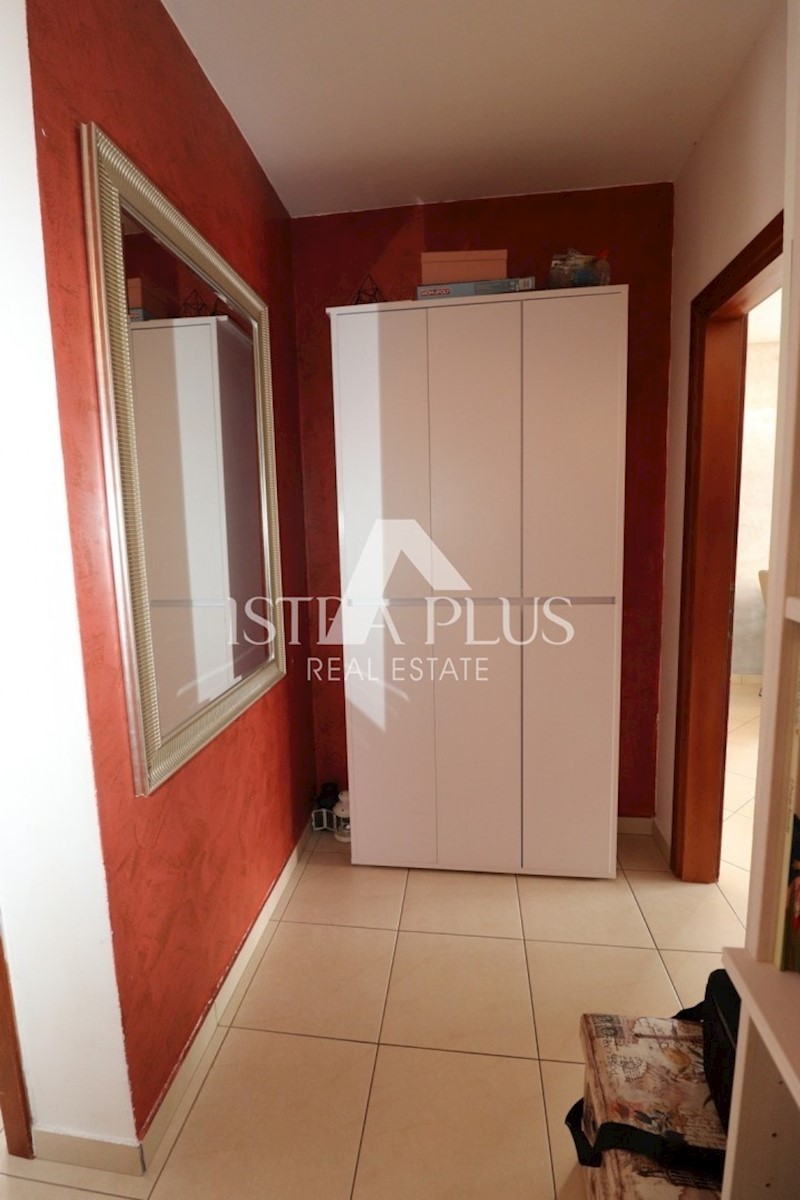 Apartma v pritličju z dvema spalnicama in bazenom - 900m od morja