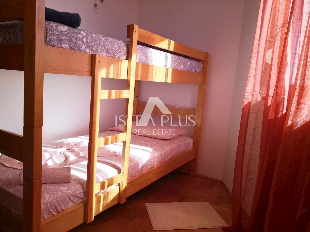 Apartma v pritličju z dvema spalnicama in bazenom - 900m od morja