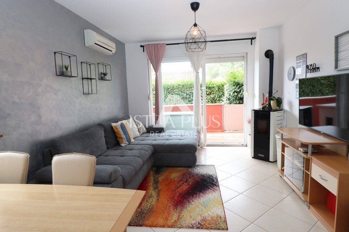 Apartma v pritličju z dvema spalnicama in bazenom - 900m od morja