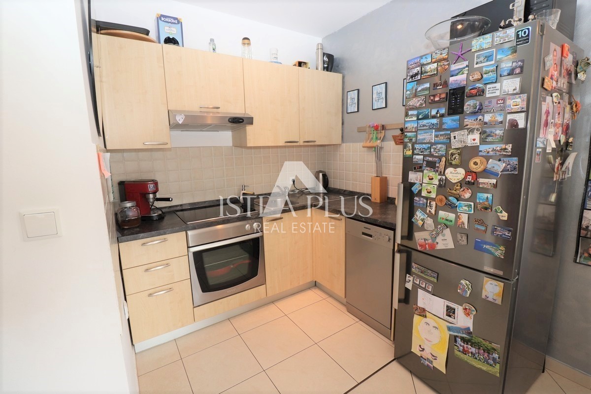 Apartma v pritličju z dvema spalnicama in bazenom - 900m od morja