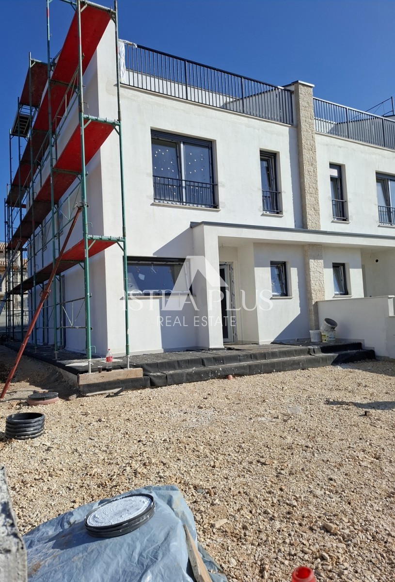 Istra, Poreč, kakovostna družinska hiša z dvoriščem in odprtim pogledom na morje