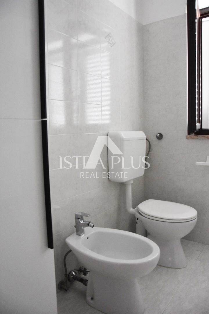 Prostorna samostojna hiša v bližini Poreča z dvema apartmajema