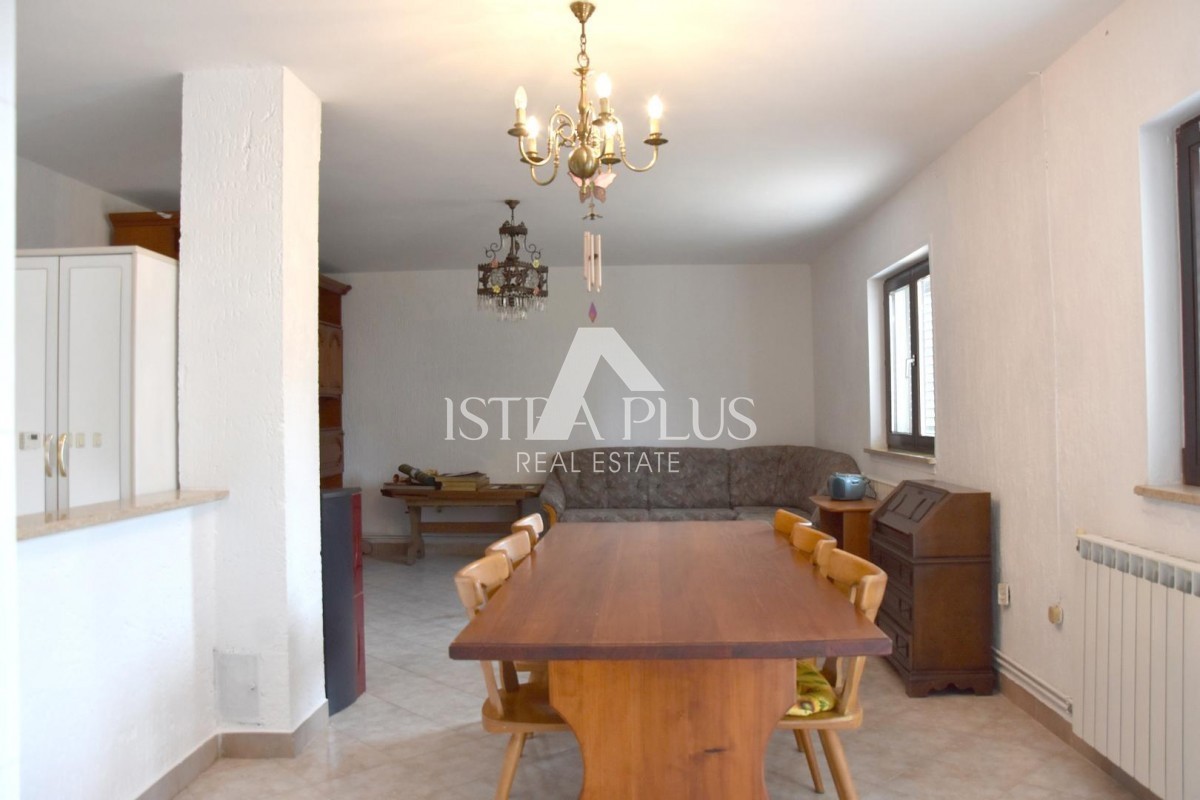Prostorna samostojna hiša v bližini Poreča z dvema apartmajema