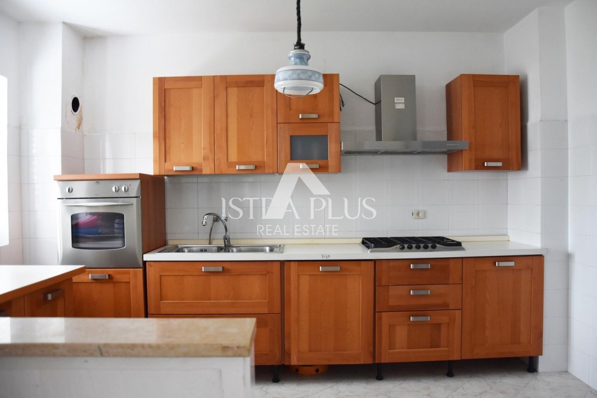 Prostorna samostojna hiša v bližini Poreča z dvema apartmajema