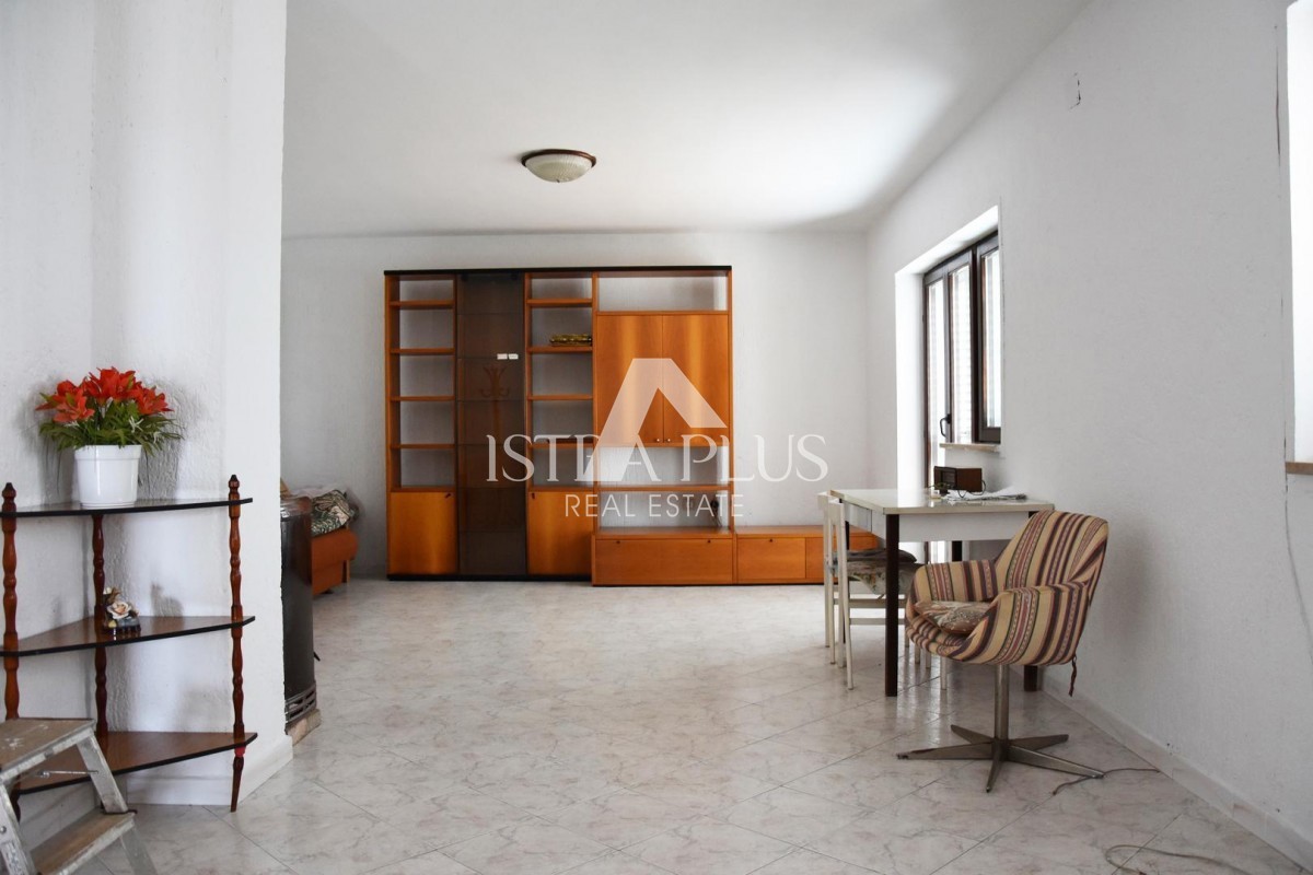 Prostorna samostojna hiša v bližini Poreča z dvema apartmajema