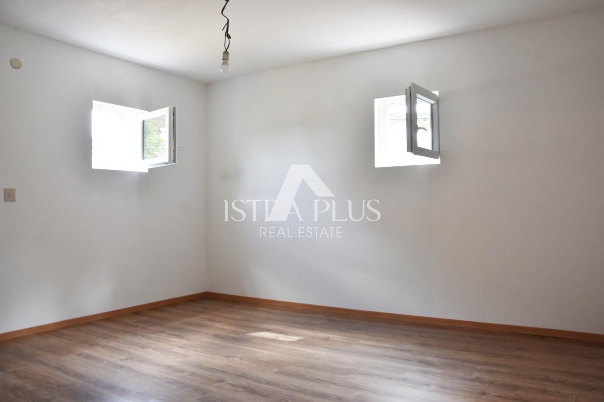 Prostorna samostojna hiša v bližini Poreča z dvema apartmajema