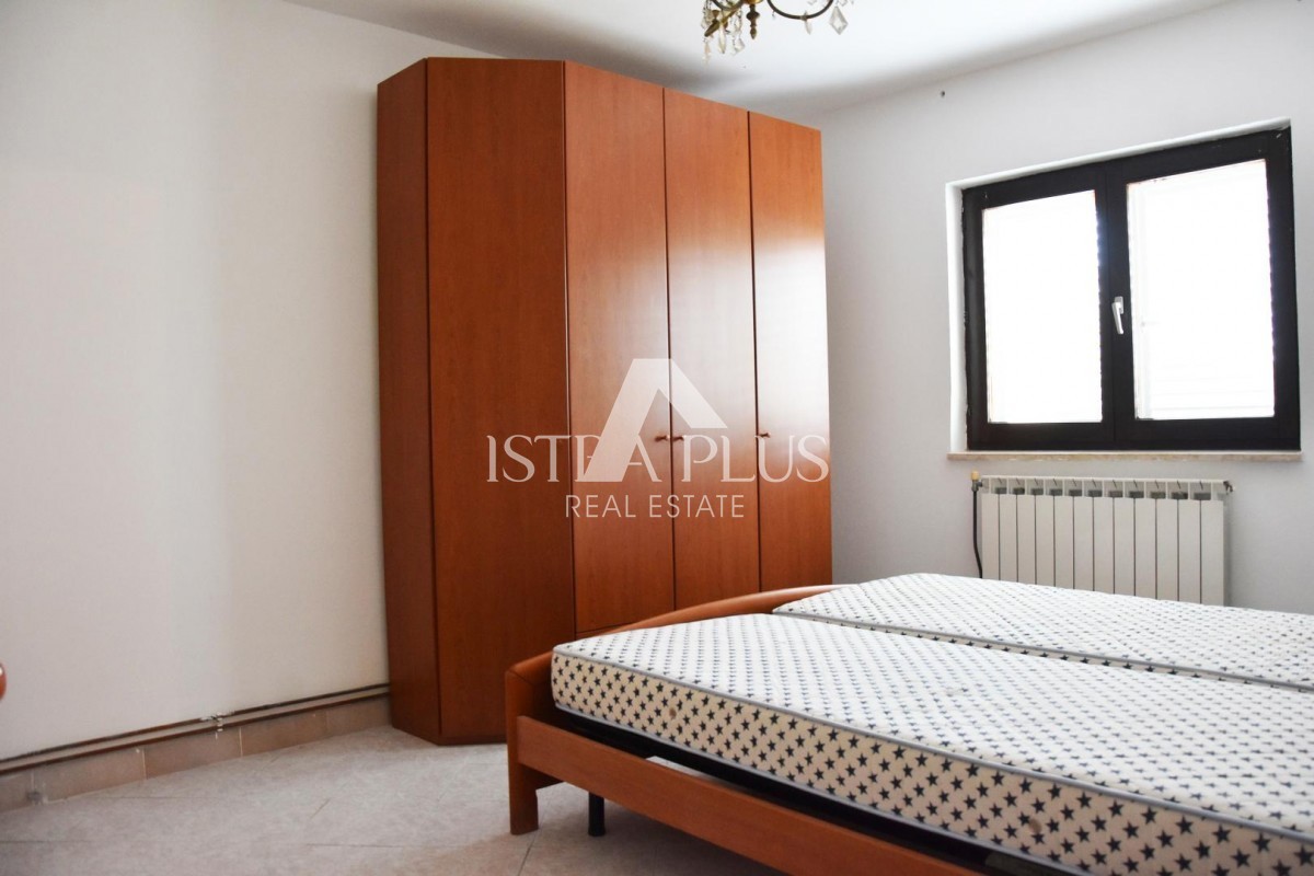 Prostorna samostojna hiša v bližini Poreča z dvema apartmajema