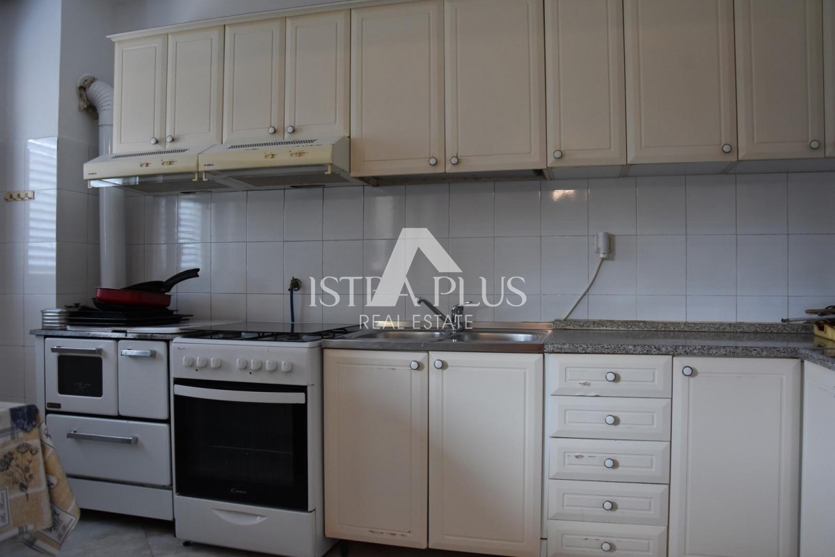 Prostorna samostojna hiša v bližini Poreča z dvema apartmajema