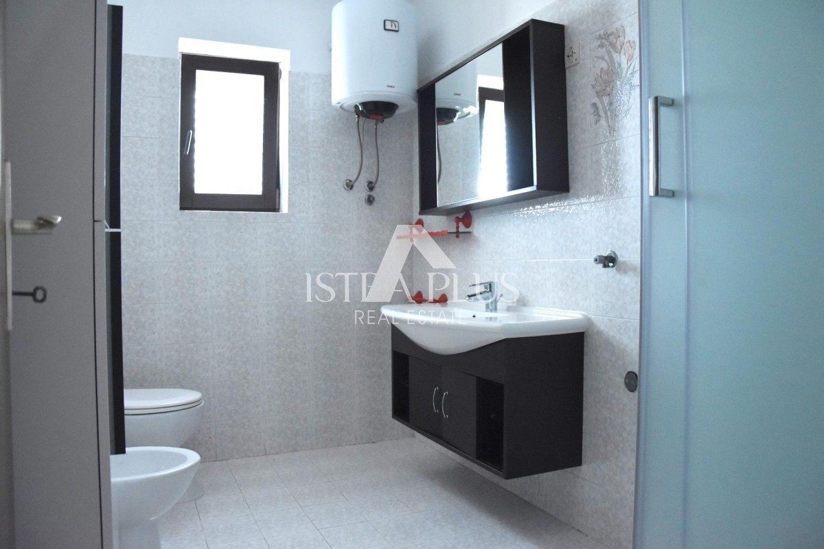 Prostorna samostojna hiša v bližini Poreča z dvema apartmajema