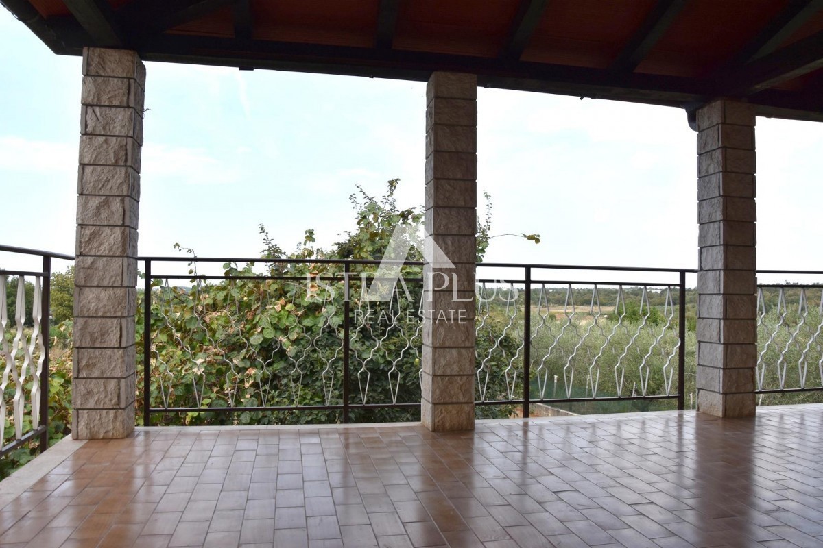 Prostorna samostojna hiša v bližini Poreča z dvema apartmajema