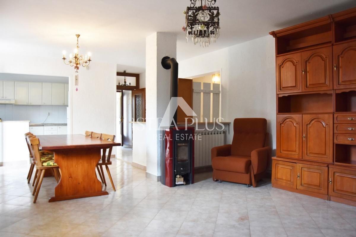 Prostorna samostojna hiša v bližini Poreča z dvema apartmajema