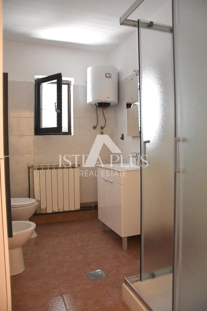 Prostorna samostojna hiša v bližini Poreča z dvema apartmajema