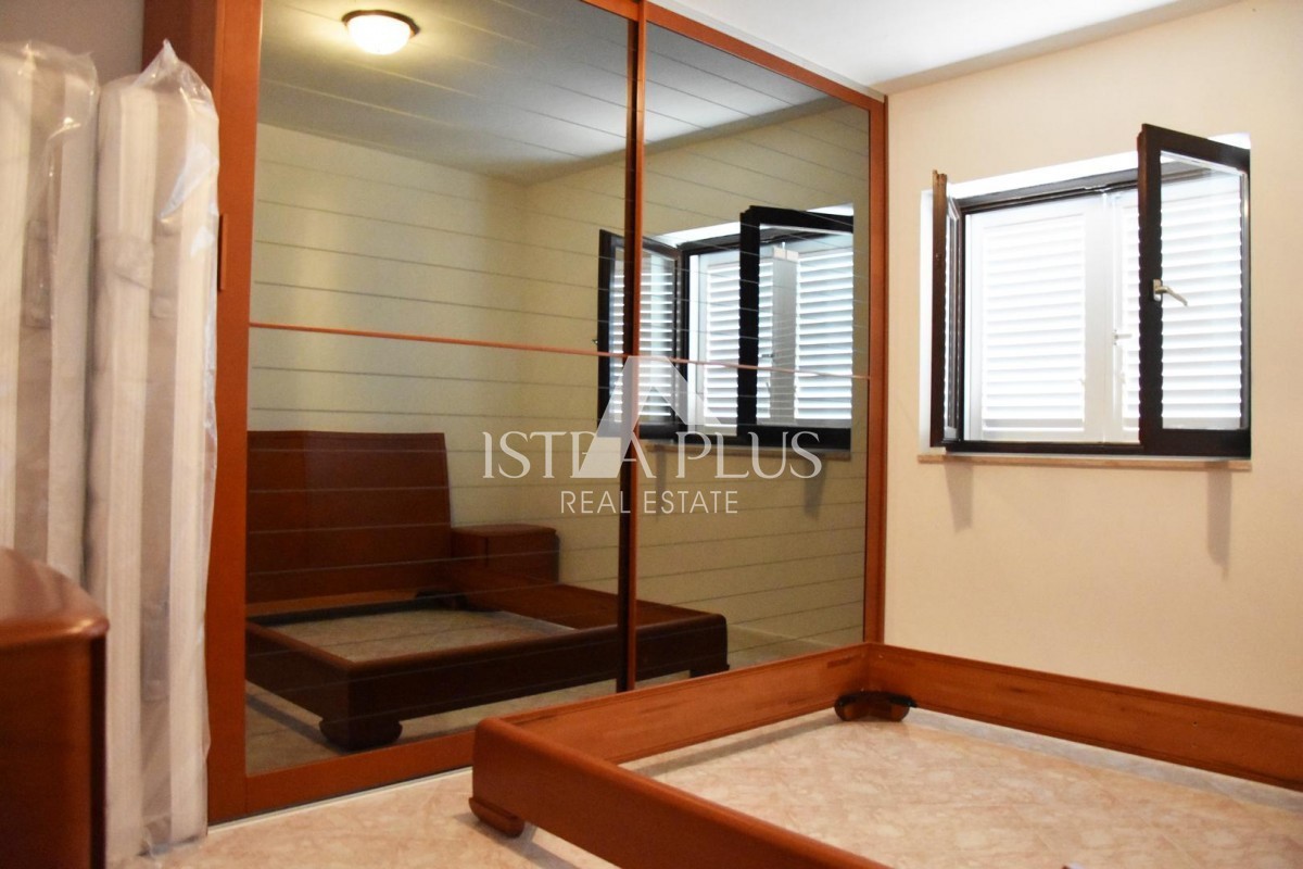 Prostorna samostojna hiša v bližini Poreča z dvema apartmajema