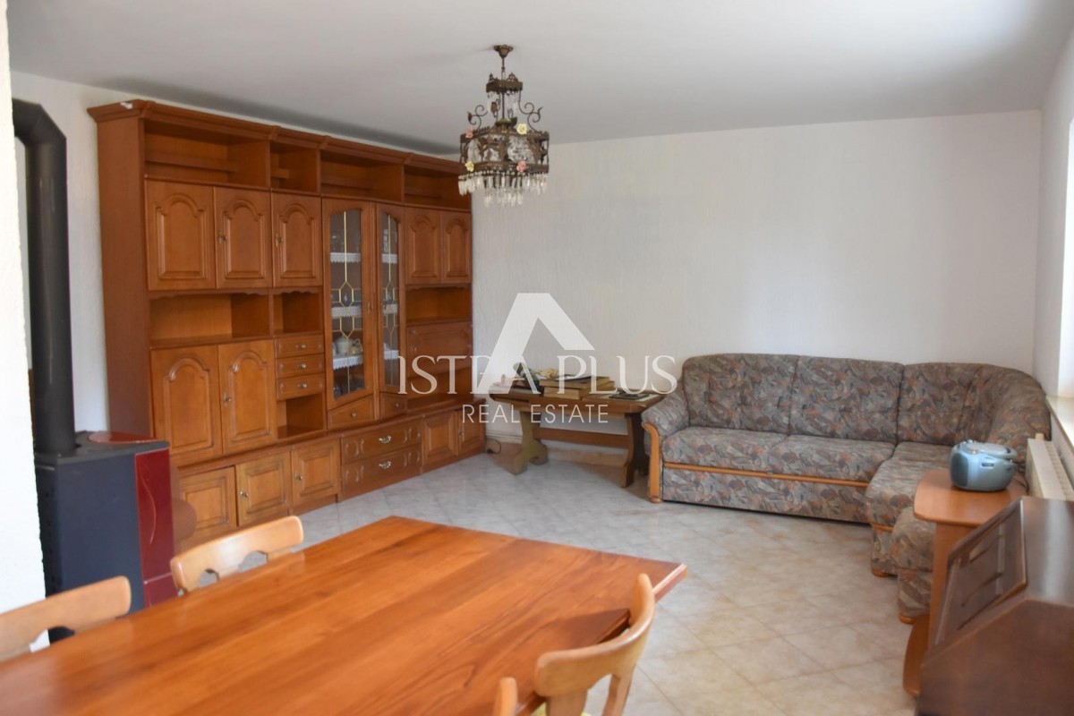 Prostorna samostojna hiša v bližini Poreča z dvema apartmajema
