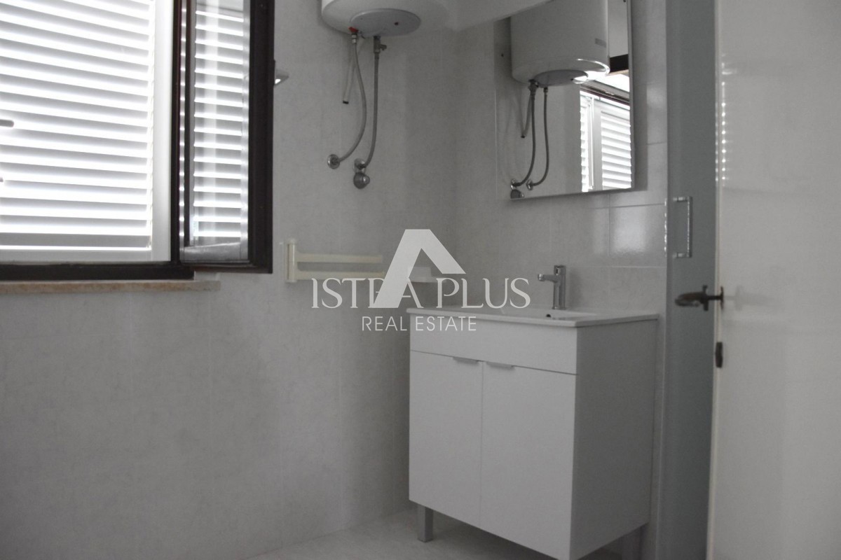 Prostorna samostojna hiša v bližini Poreča z dvema apartmajema
